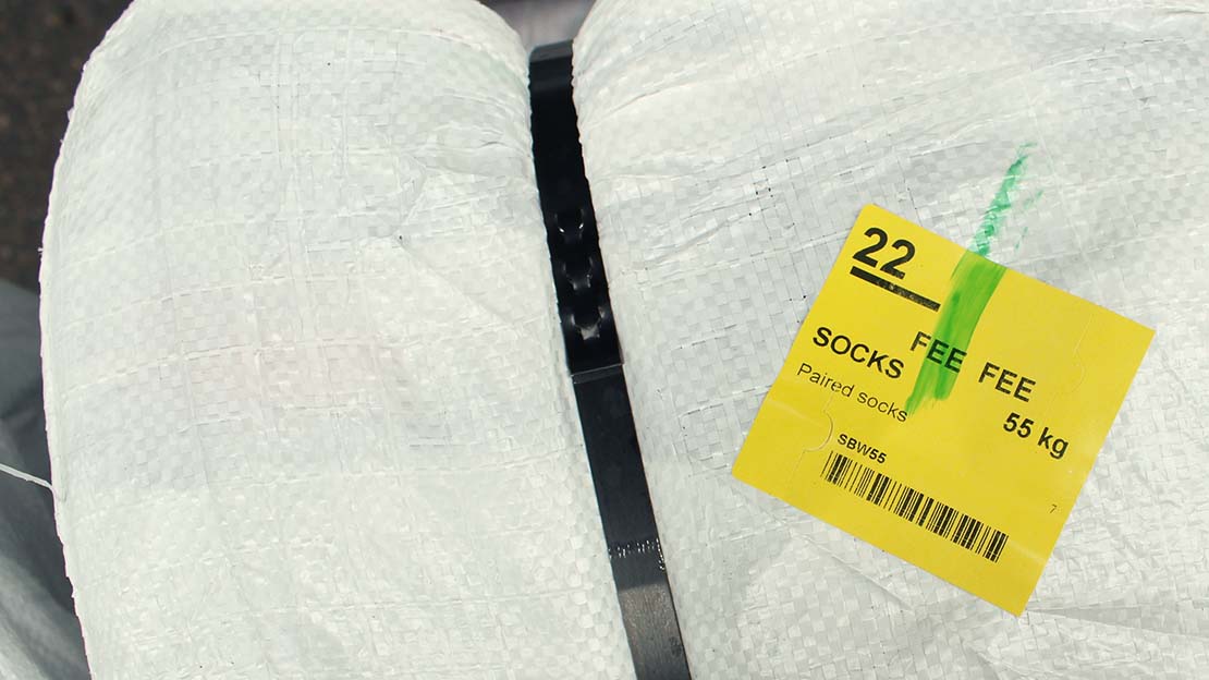 Sorterade strumpor i återvinningsanläggning.