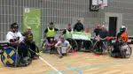 Bild på glada medlemmar i Eskilstuna Parasportförening som utsetts till Årets förening 2021