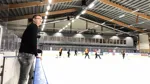 Spelare i Linden Hockey som tränar i ishallen.