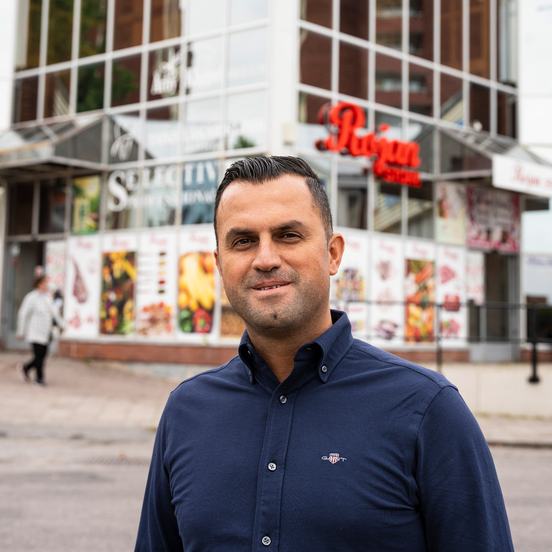 Goran Raundusi utanför butiken i Årby