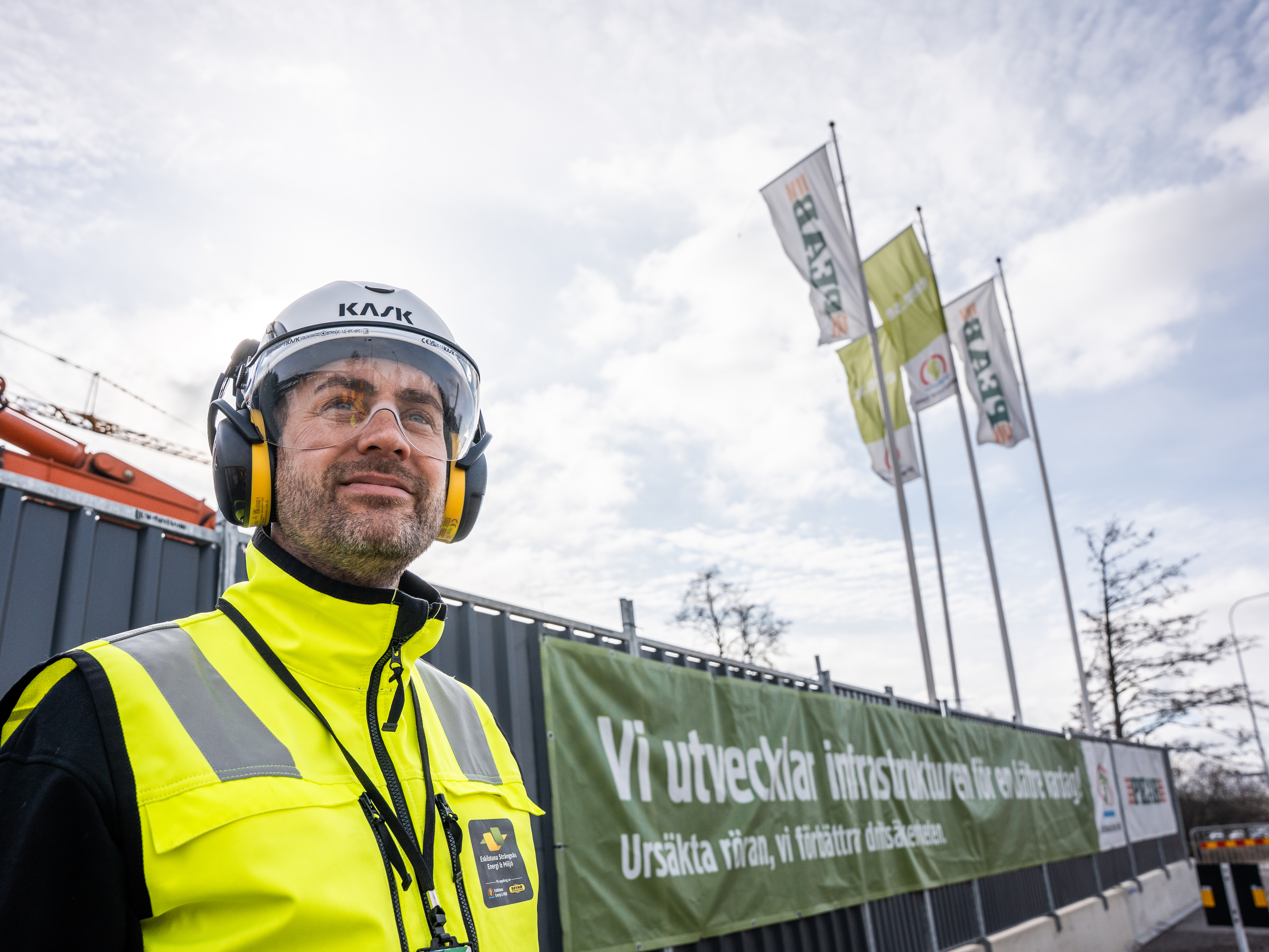 Andreas Linblom står framför byggarbetsplatsen.