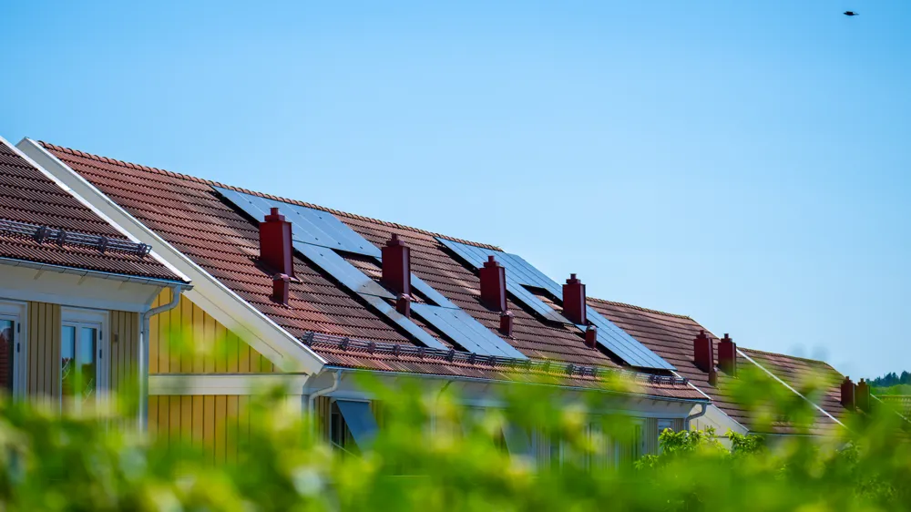 Gult hus med solceller på taket