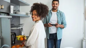 Par lagar mat i köket.