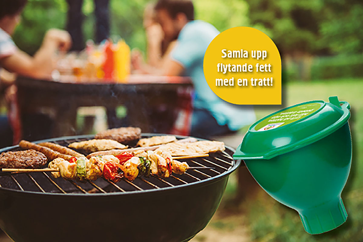 Grill med grillspett och fettratt bredvid.