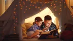 Pappa och dotter ligger och läser bok i ett upplyst tält.