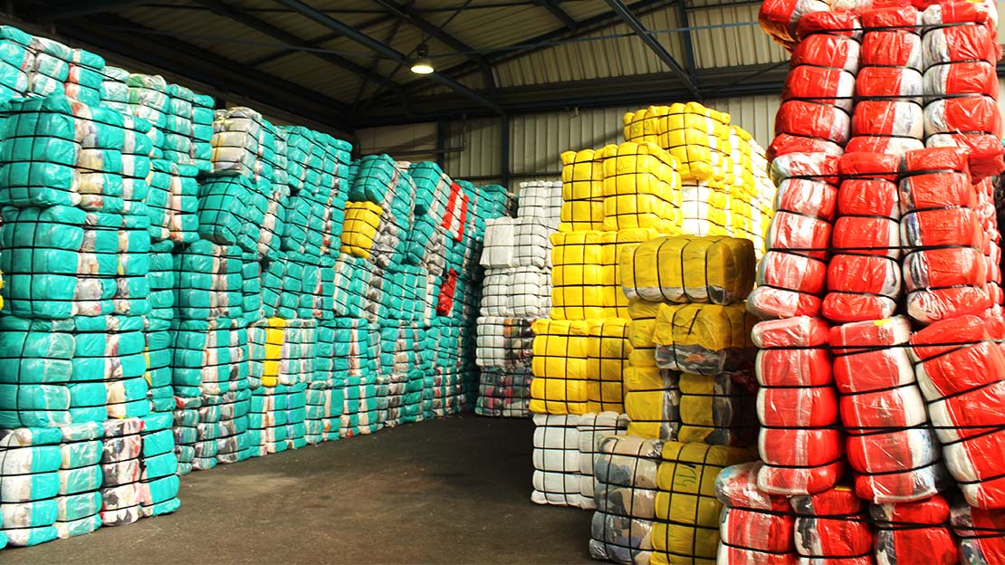 Sorterade balar i återvinningsanläggning.