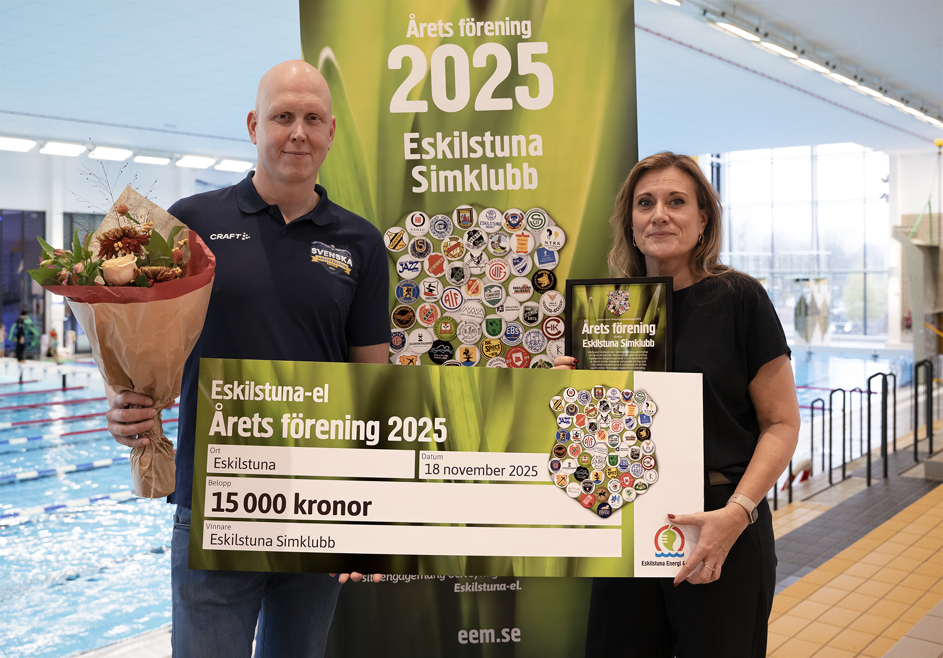 Ulrika Thorén, säljkoordinator på EEM, lämnar över vinnarchecken till Christoffer Andersson, verksamhetsansvarig på Eskilstuna Simklubb.