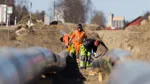 Arbetare som gräver för fjärrvärme.