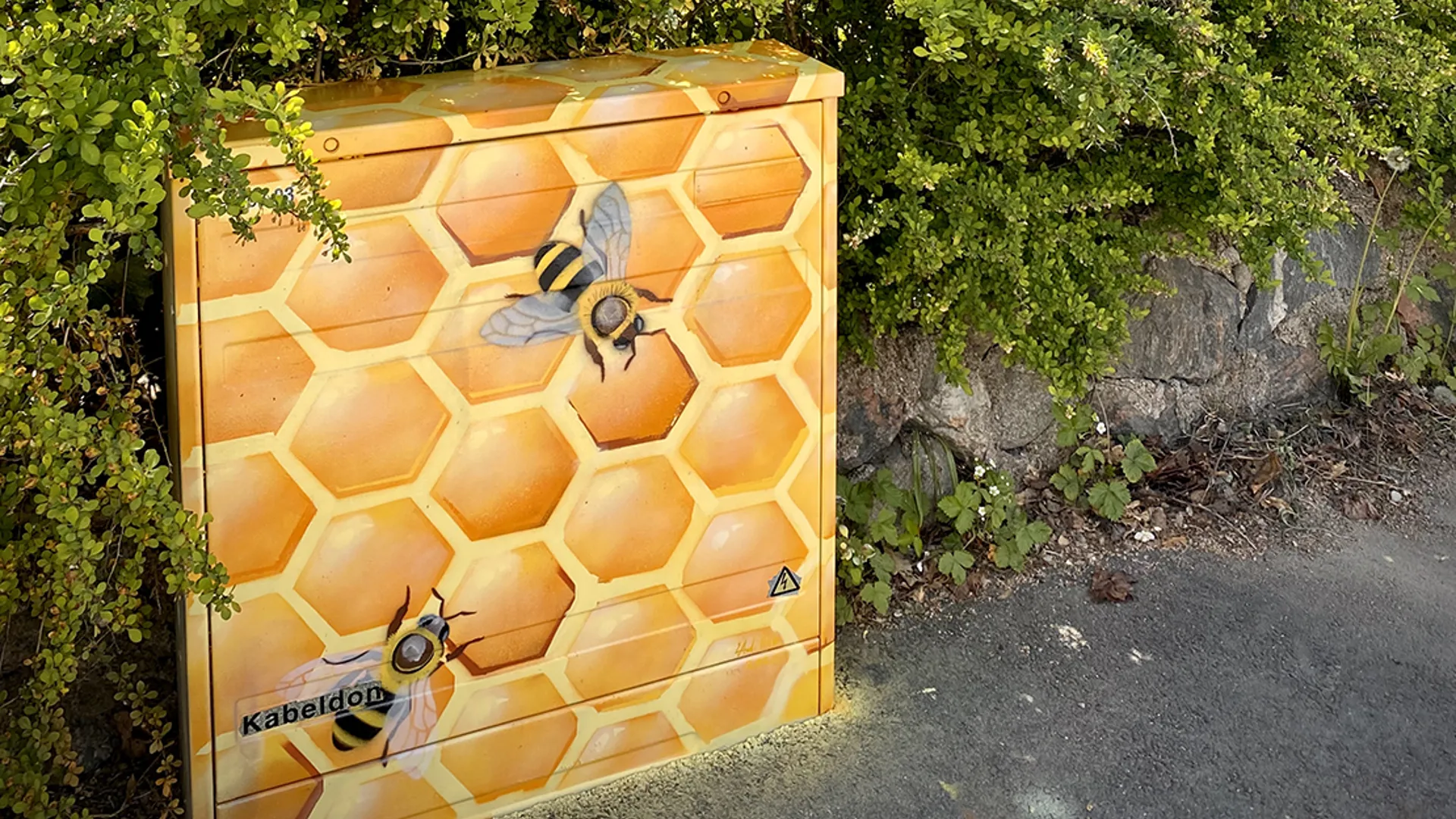 Bild på elskåp med målade honungsbin