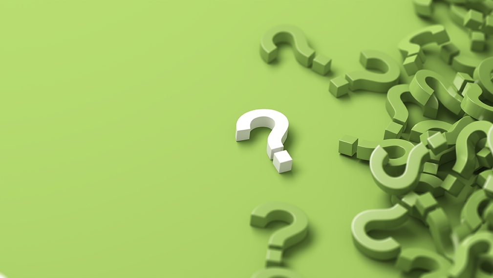 Ett vitt frågetecken bredvid en hög med gröna frågetecken på ljusgrön bakgrund 