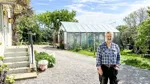 Lars Lindström på sin tomt där han bygger egna lösningar för hållbar vattenanvändning