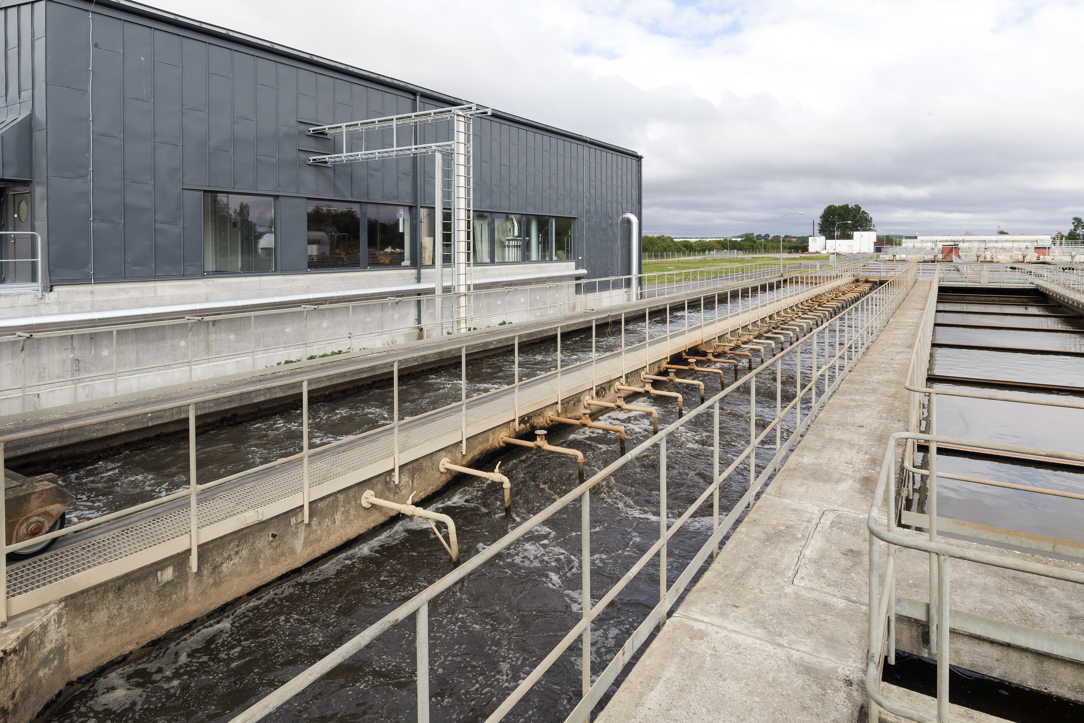 Vatten går genom ett reningsverk.