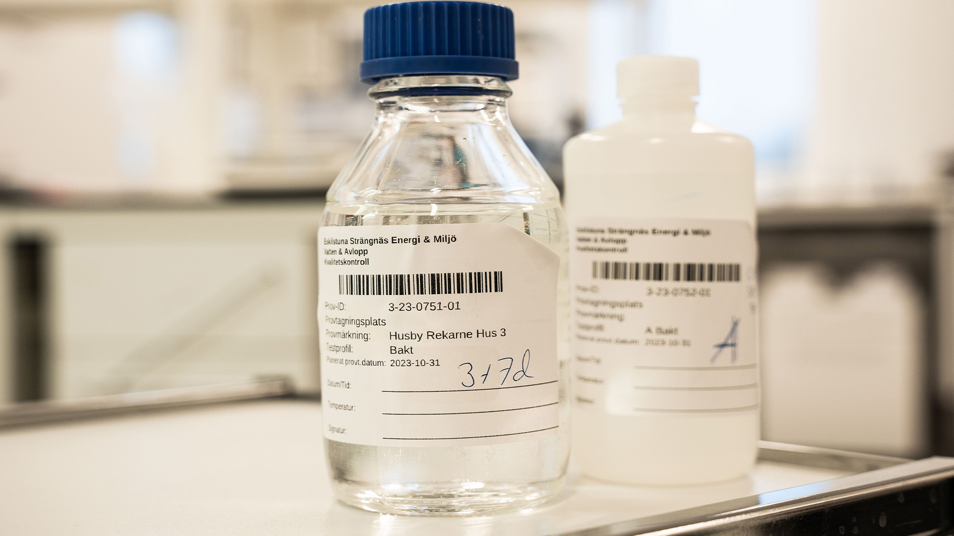 En flaska med vattenprover.