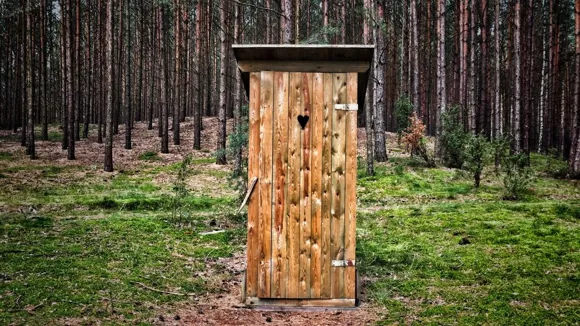 Utedass i skog.
