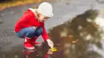 Barn leker i vattenpöl