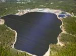 Illustrerat flygfoto av en väldigt stor solcellspark.