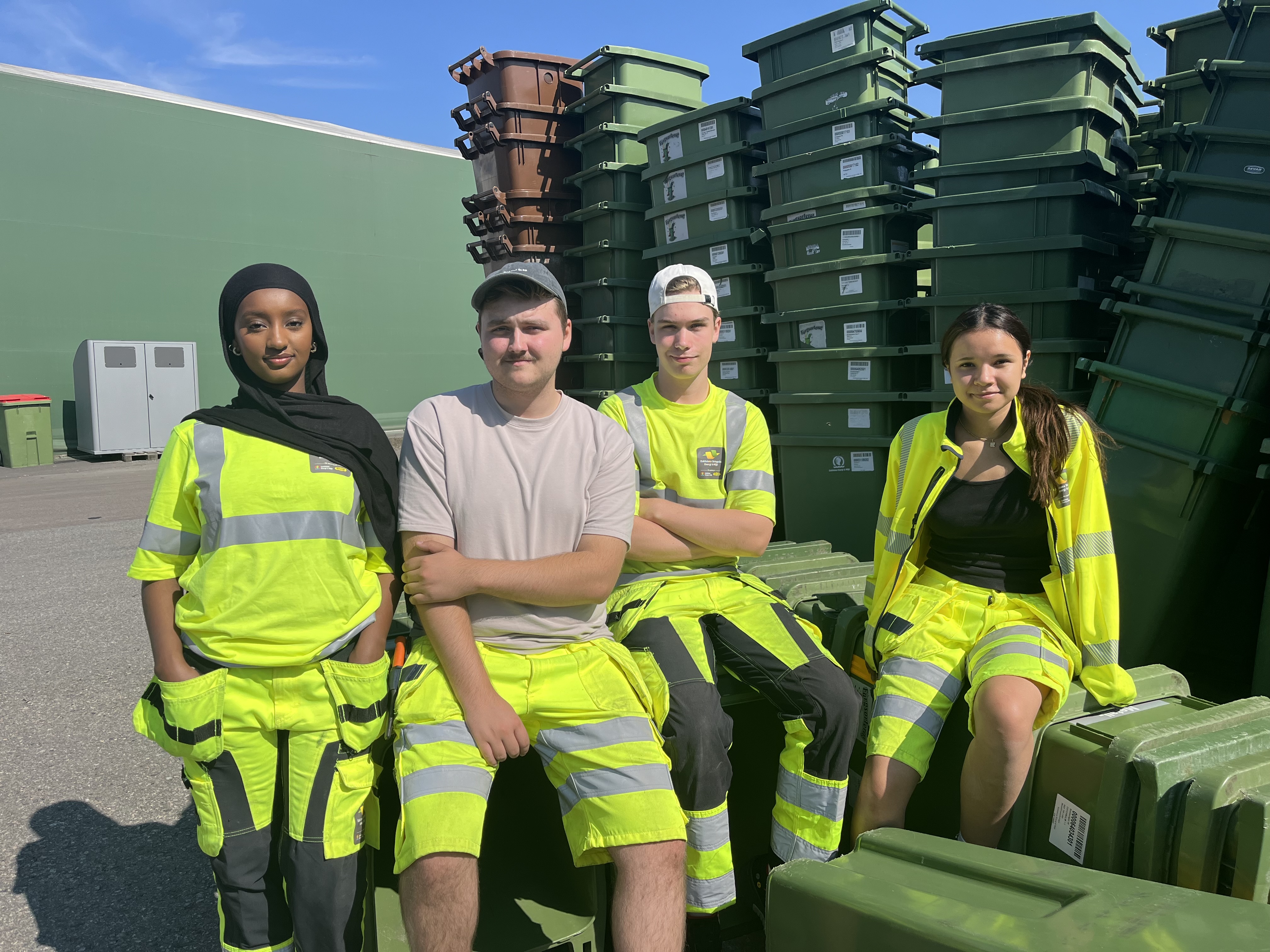 Fyra sommarjobbare i varselkläder