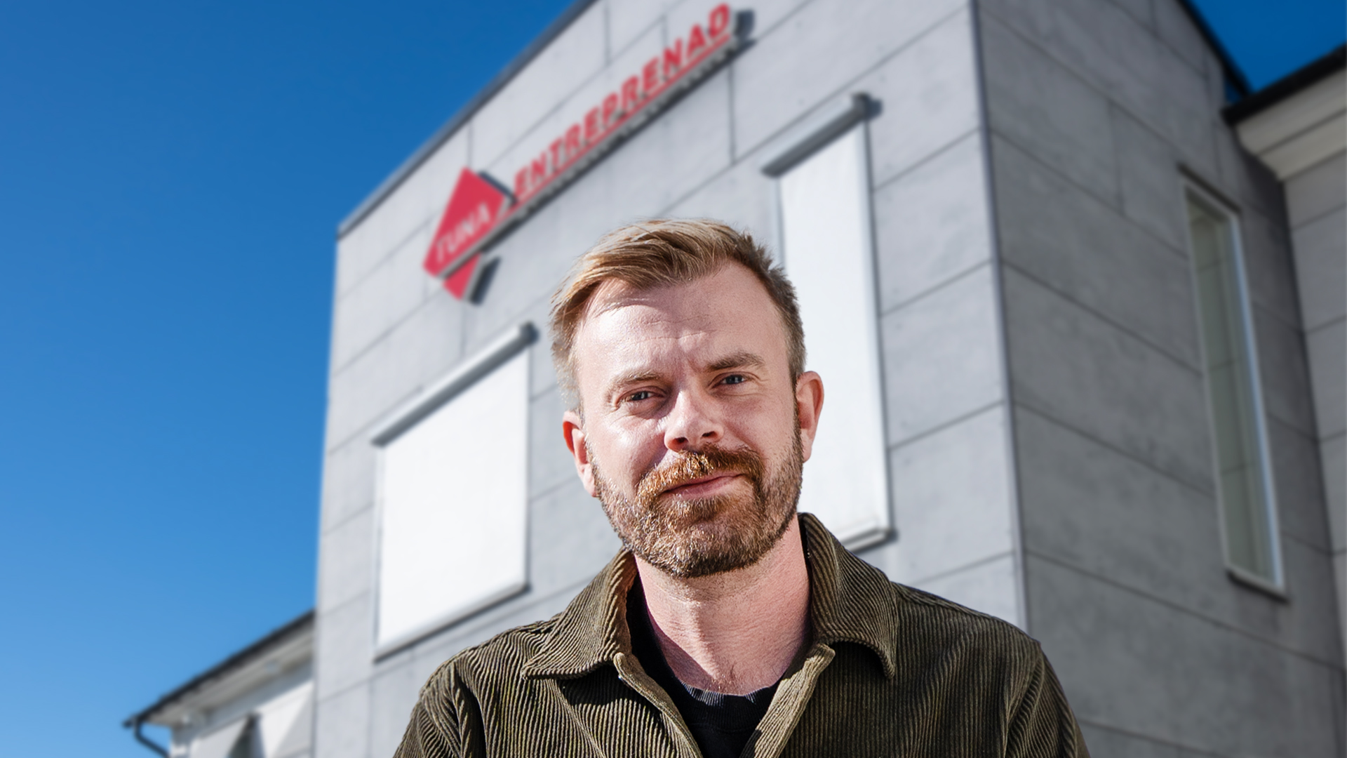 Martin Lindberg från Tuna Entreprenad framför Tuna Entreprenads kontor i Eskilstuna.
