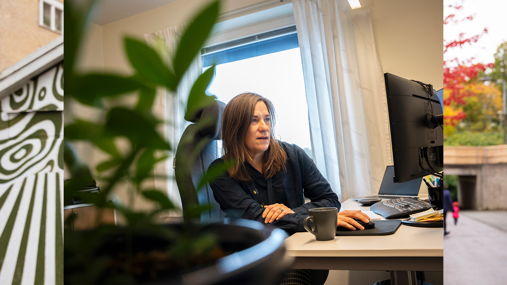 Anna-Åsa framför sin dator när hon arbetar
