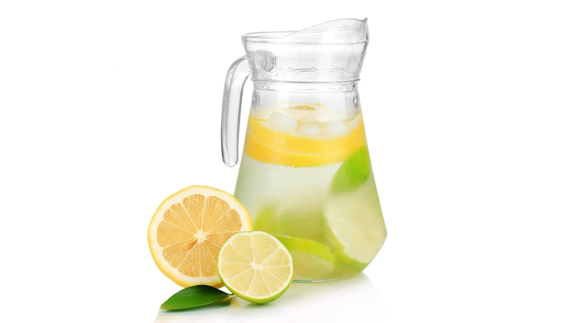Kanna med vatten med citron och lime