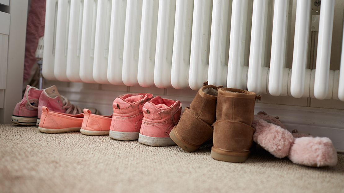 Barnskor under ett element.