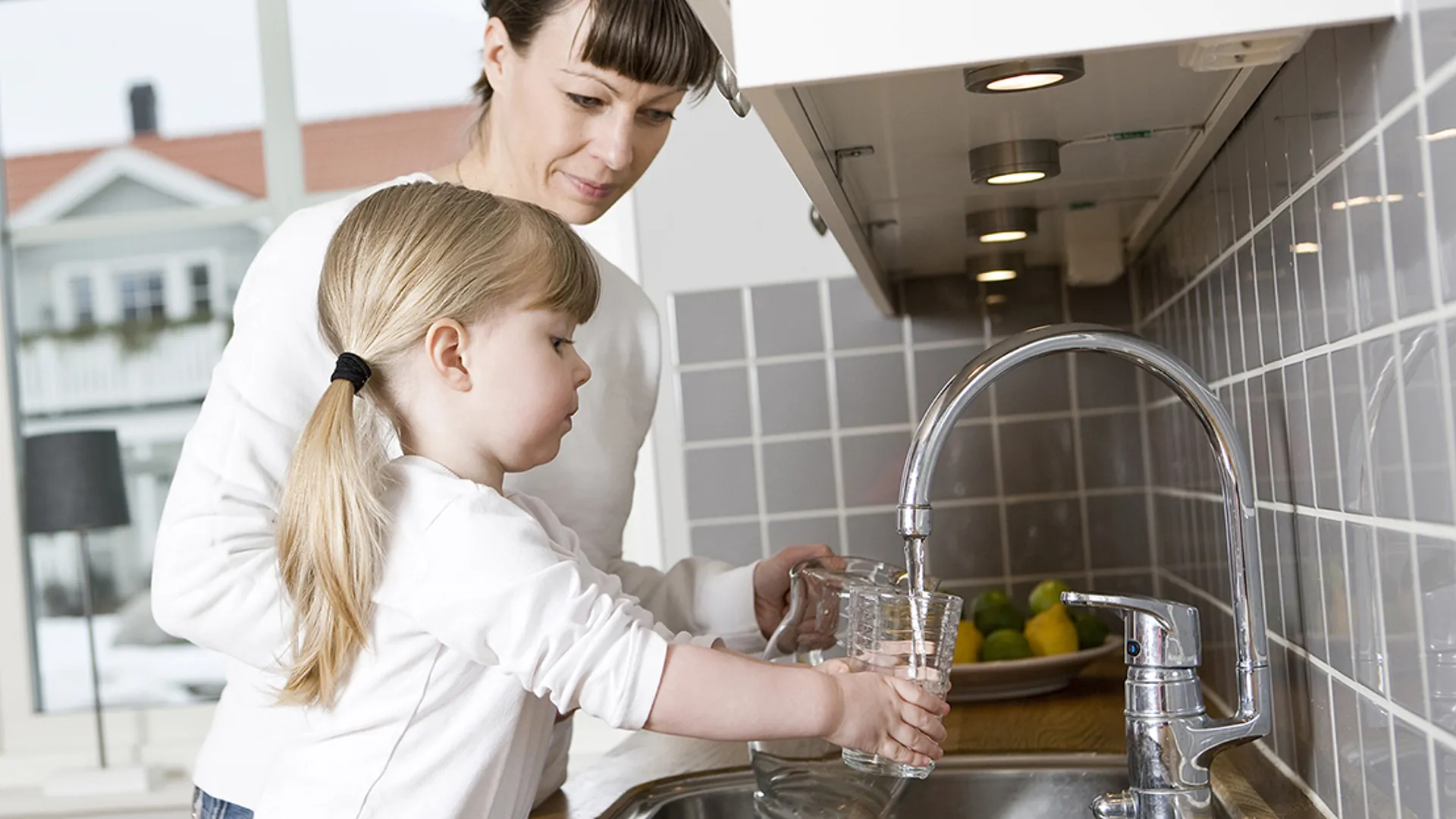 Barn och mamma i köket får sitt vatten från egen brunn.