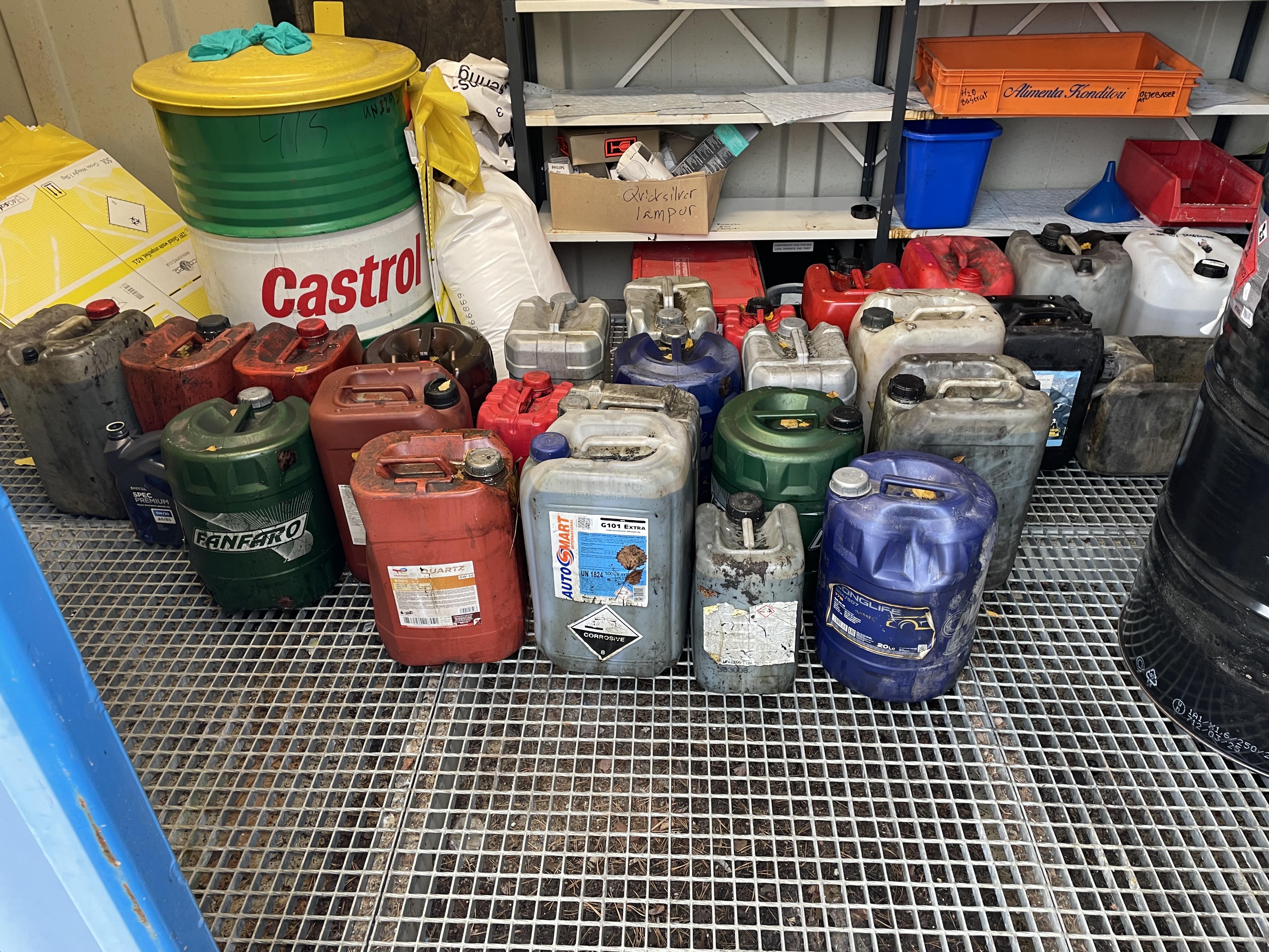Omhändertagna dunkar förvaras i säker container för farligt avfall.