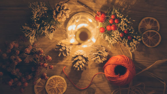 Kottar och andra juliga dekorationer på ett bord.