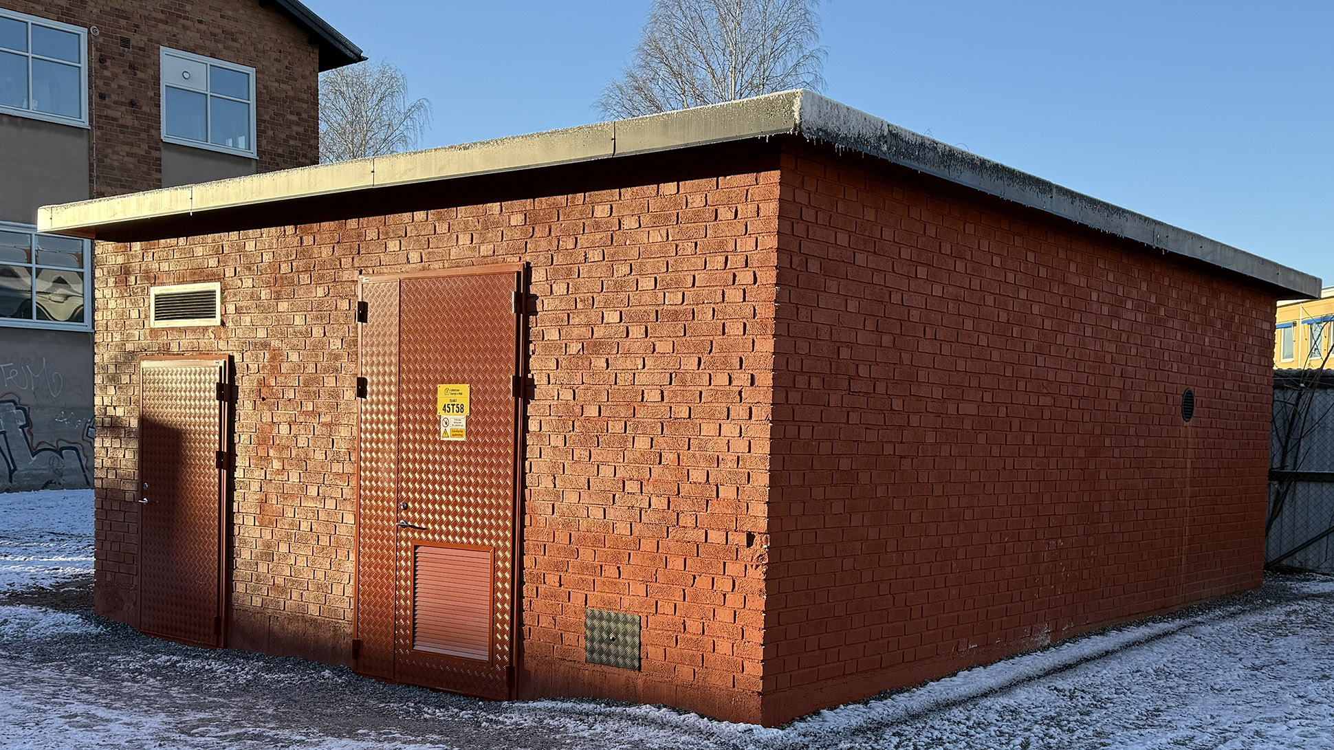 Nätstationsbyggnad i tegel som är nyrenoverad