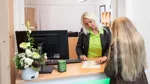 Kundservicemedarbetare hjälper kund vid disk.