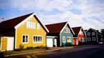 Hus i olika färger längs en väg.
