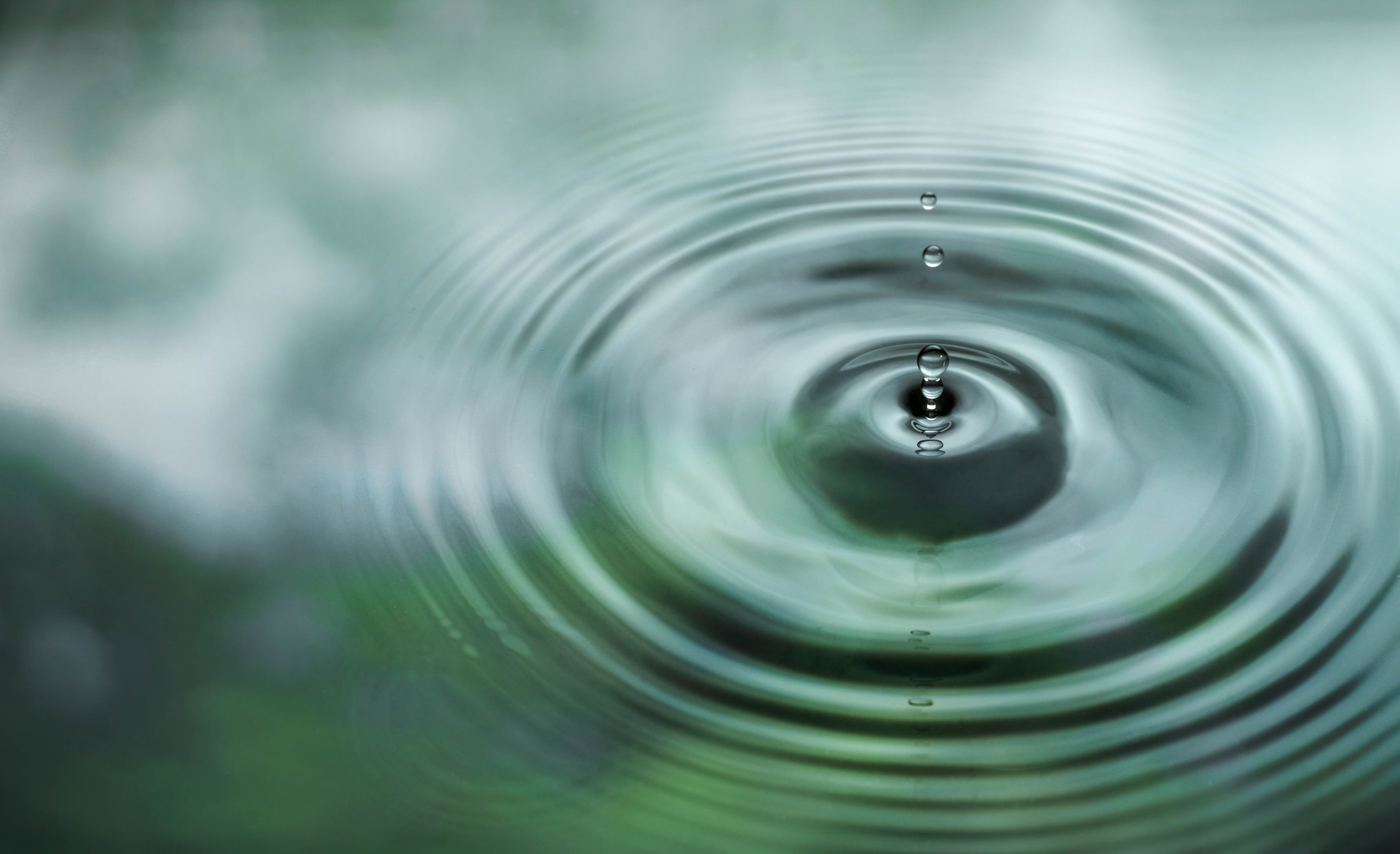 Ringar på vatten från en vattendroppe.