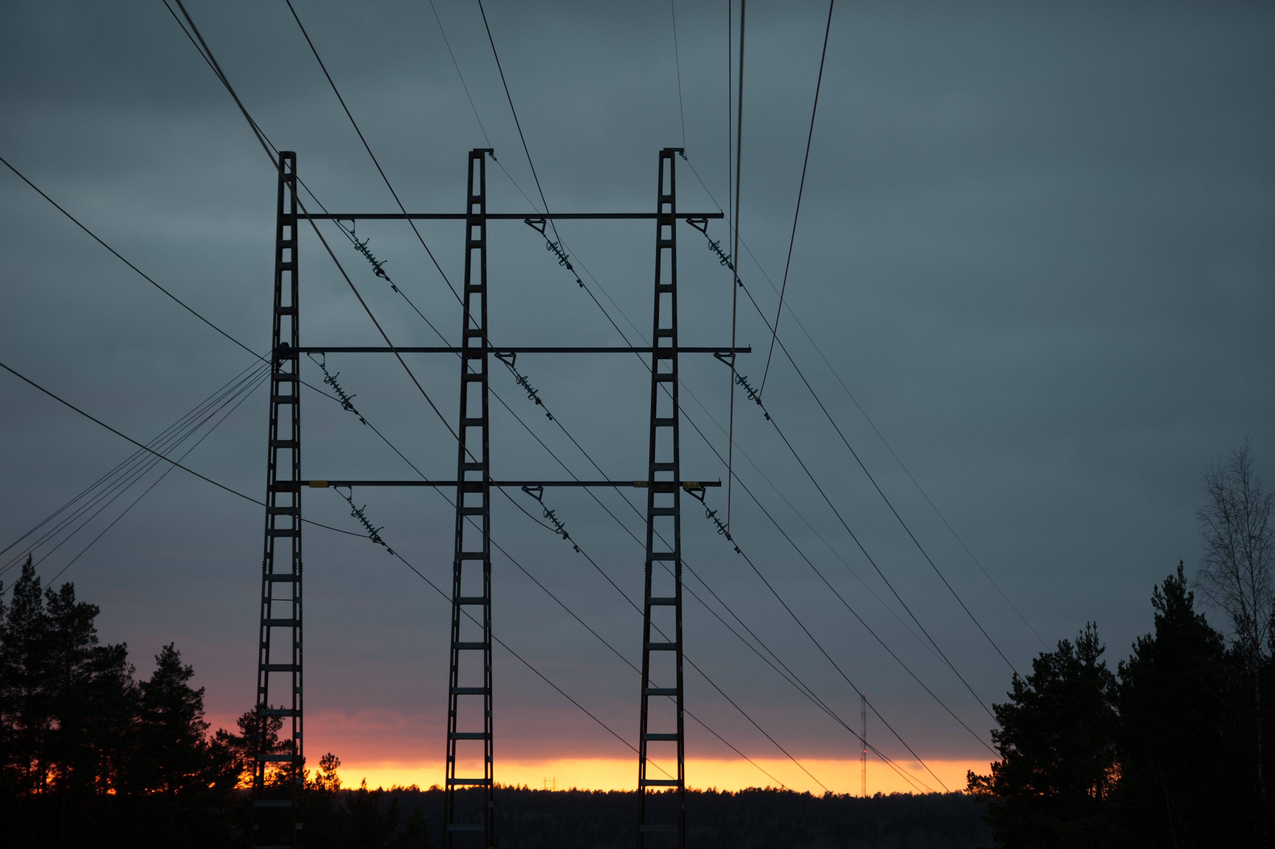 Ledningar för elnätet i mörker.