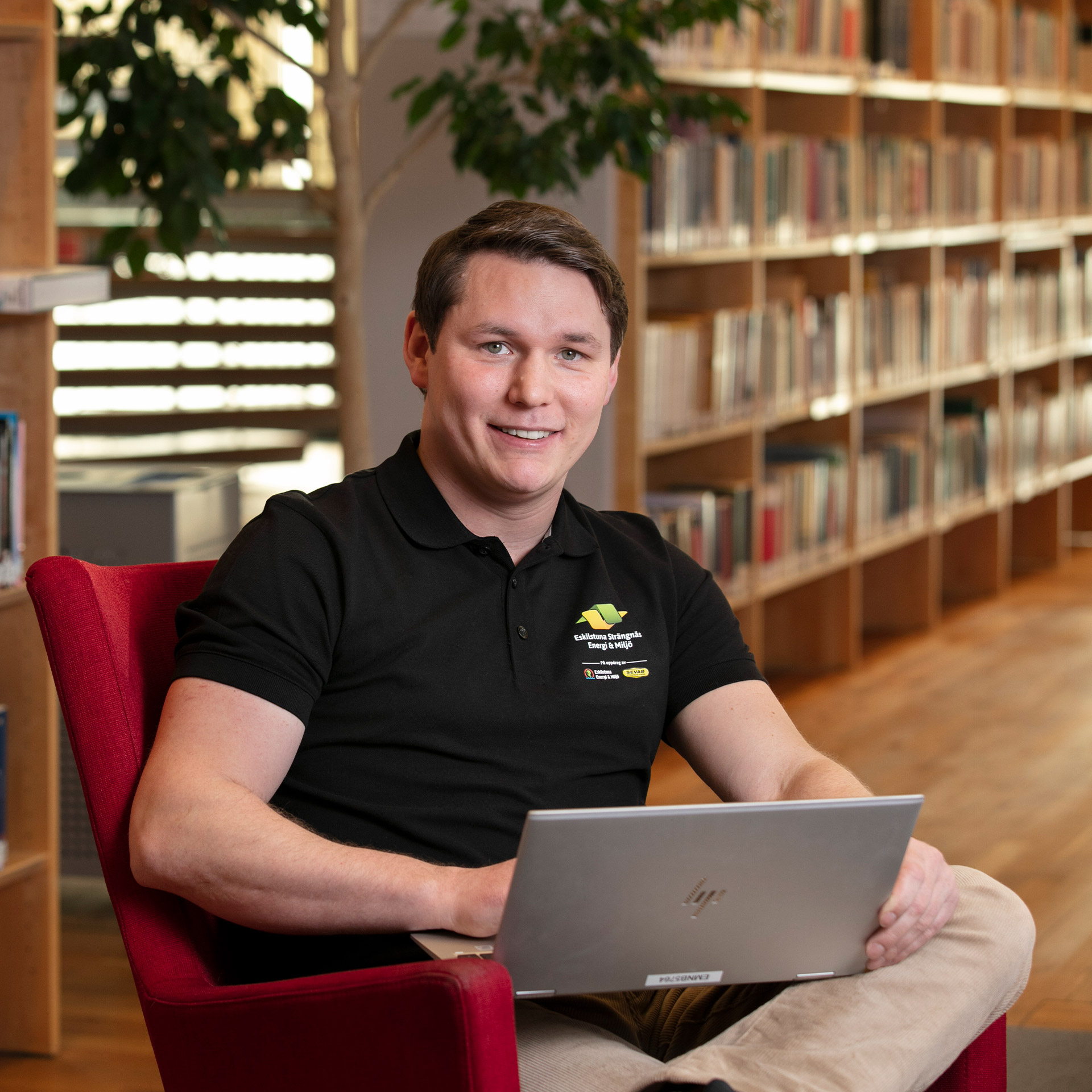 Porträtt av Pontus Netzell, industridoktorand hos Eskilstuna Strängnäs Energi och Miljö