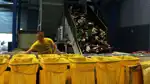 Skor sorteras i återvinningsanläggning