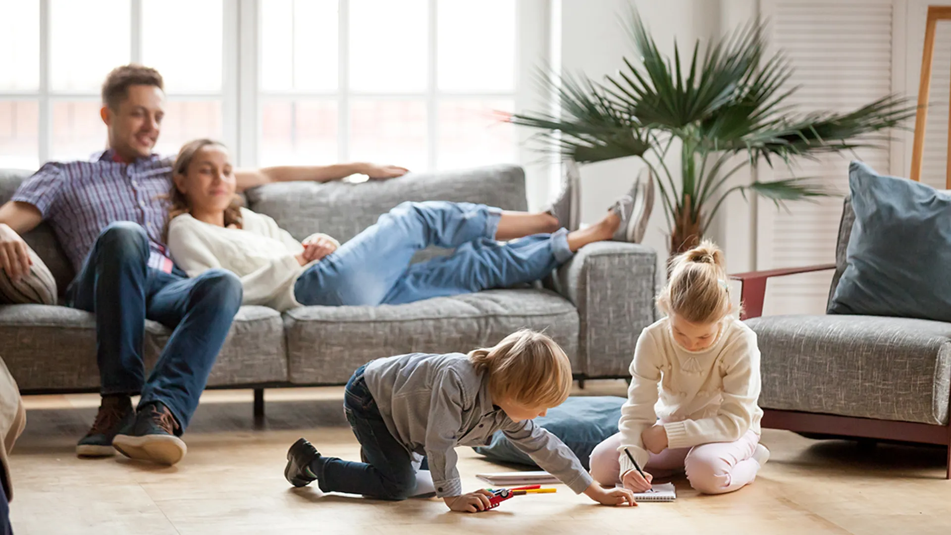 Familj i vardagsrum