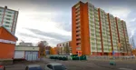 Återvinningsstation nedanför en lägenhetsbyggnad.