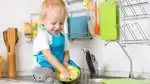 Ett barn som diskar.