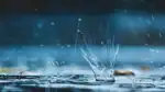 Vattendroppar som faller i vatten