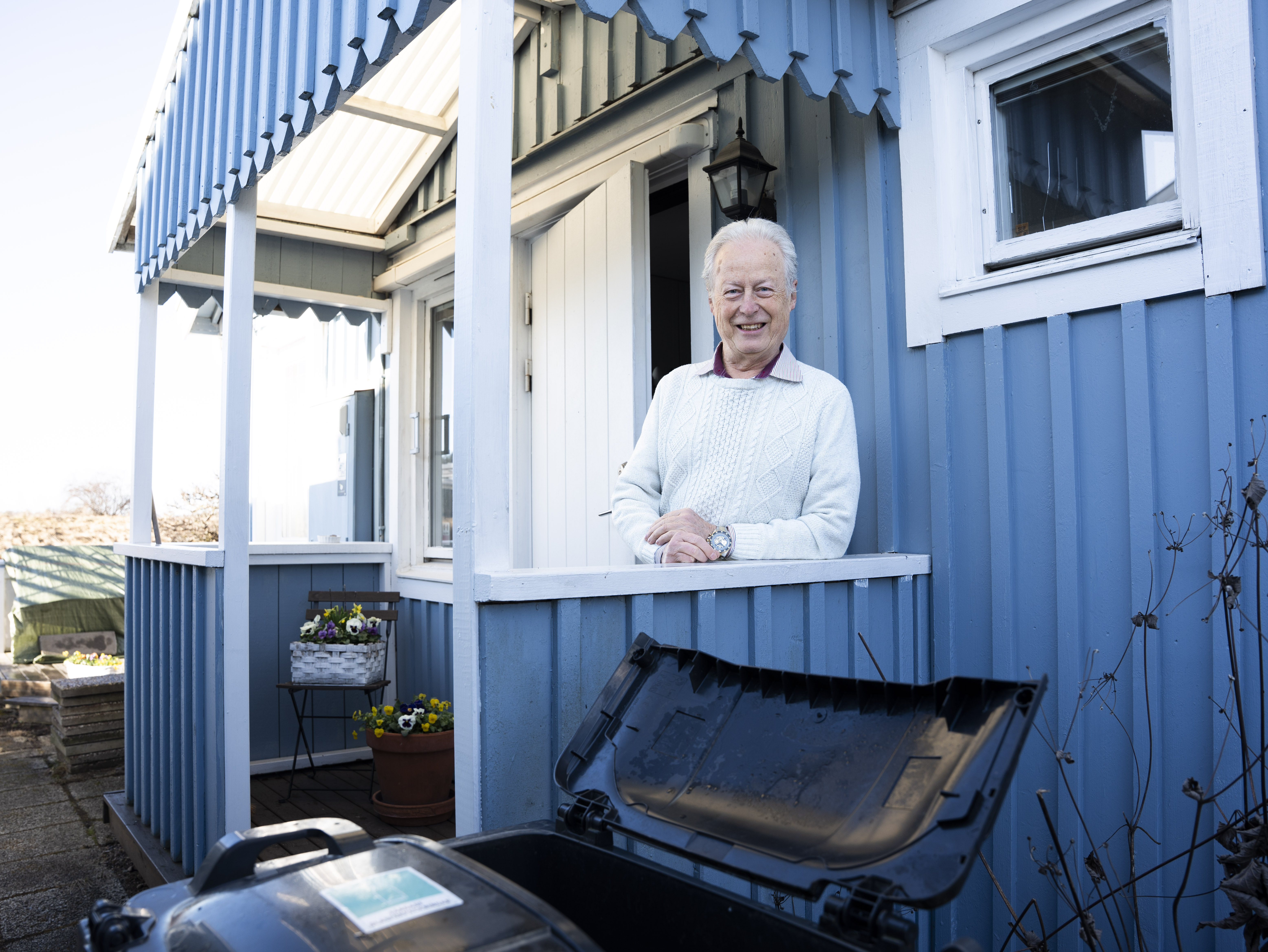 Bengt Lindgren bakom ett kärl för glasförpackningar