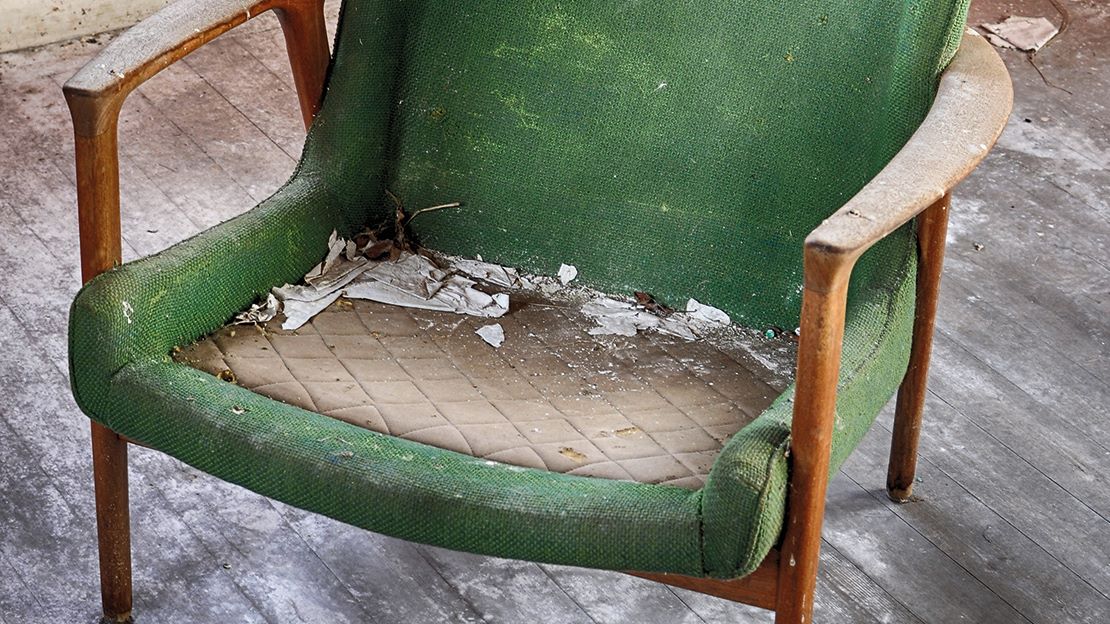 Trasig stol, grovavfall.