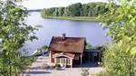 rött hus vid vattnet.